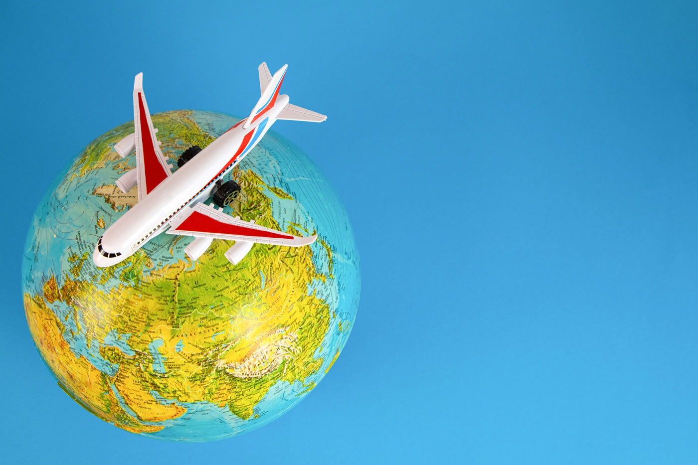 Kényelmesen a világ másik felére – tippek egy 8+ órás repüléshez